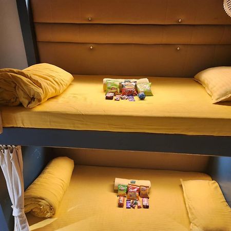 מומביי Sinhassan Dormitory Hostel Juhu מראה חיצוני תמונה