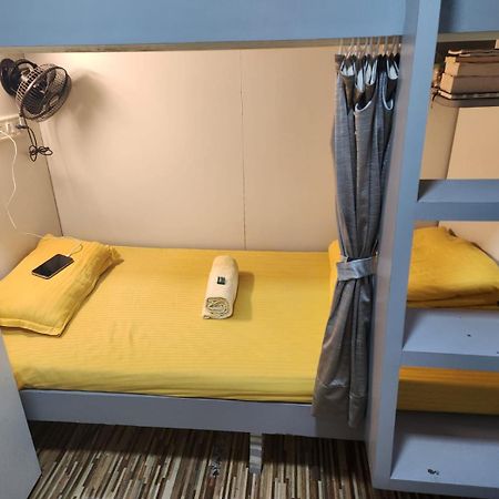 מומביי Sinhassan Dormitory Hostel Juhu מראה חיצוני תמונה