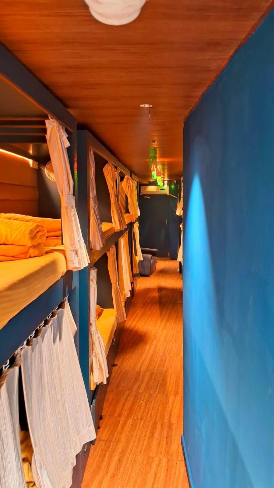 מומביי Sinhassan Dormitory Hostel Juhu מראה חיצוני תמונה