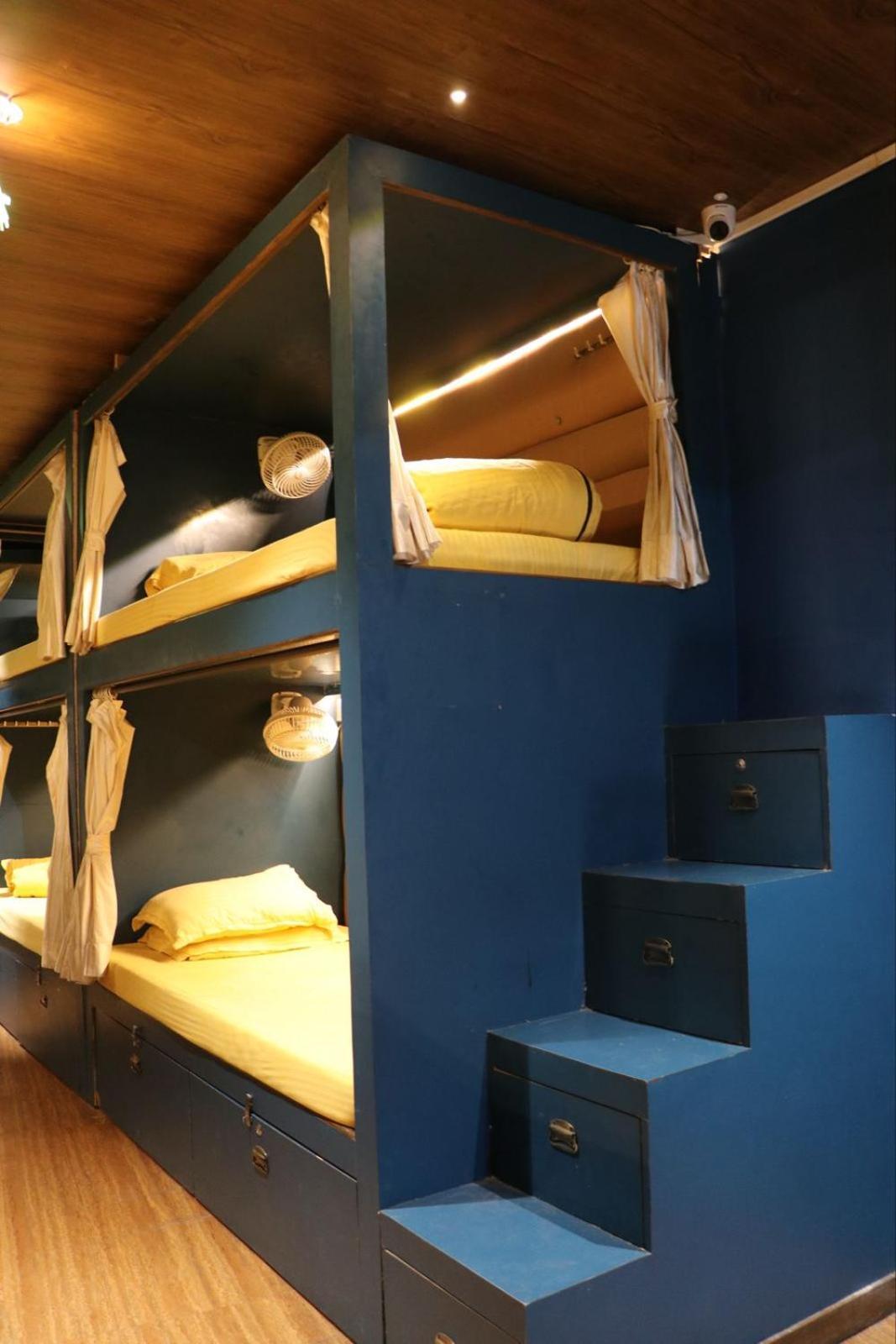 מומביי Sinhassan Dormitory Hostel Juhu מראה חיצוני תמונה
