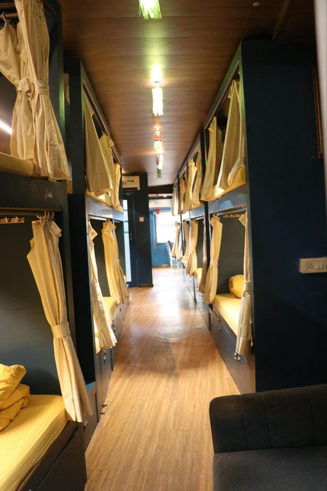 מומביי Sinhassan Dormitory Hostel Juhu מראה חיצוני תמונה