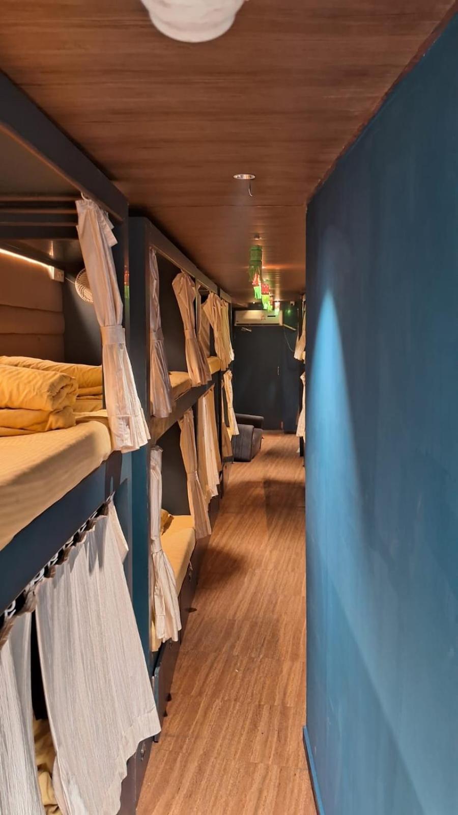 מומביי Sinhassan Dormitory Hostel Juhu מראה חיצוני תמונה