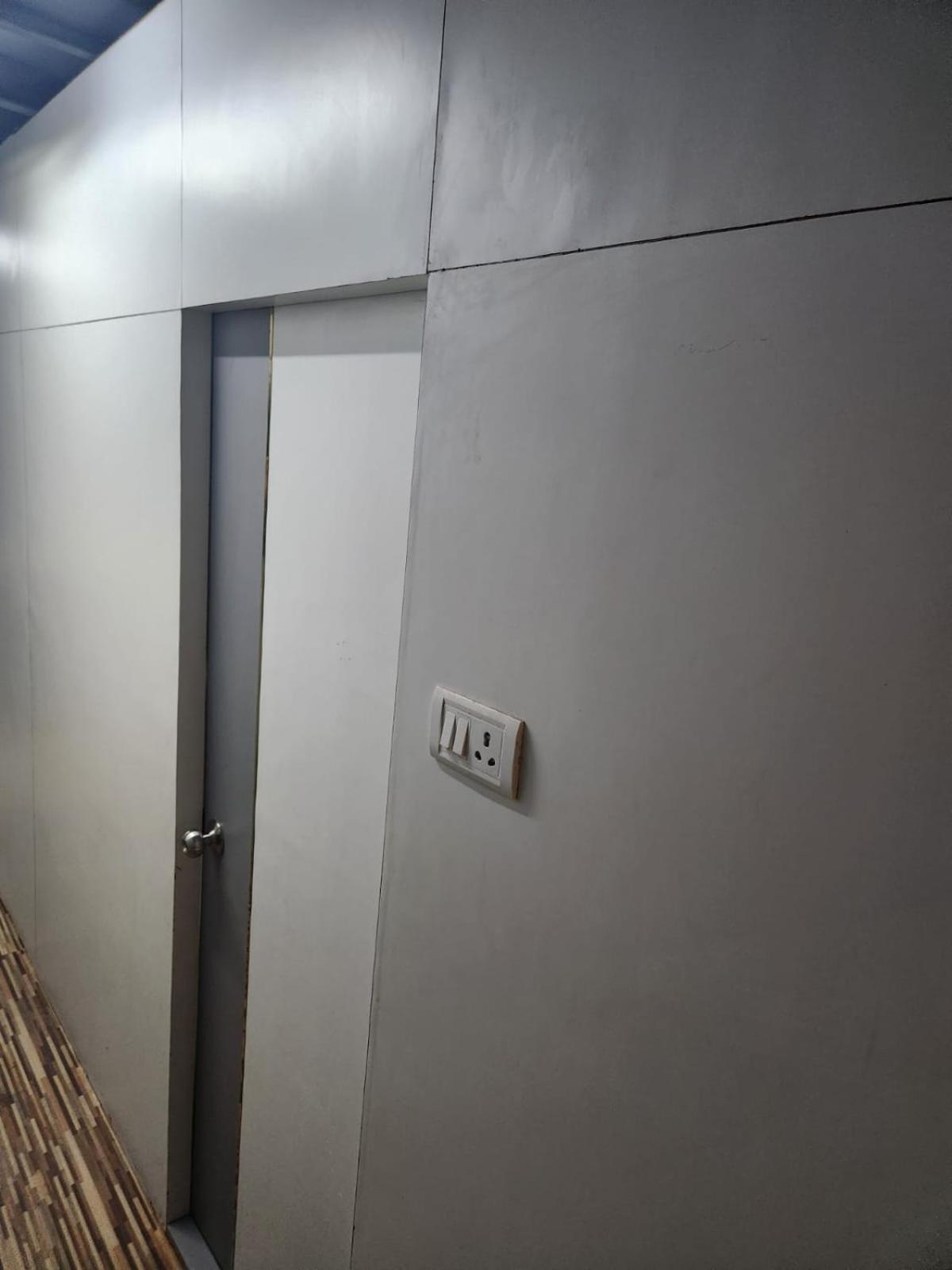 מומביי Sinhassan Dormitory Hostel Juhu מראה חיצוני תמונה