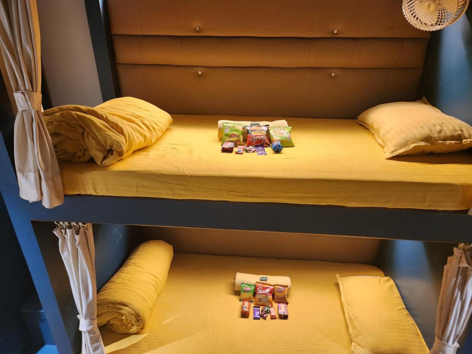 מומביי Sinhassan Dormitory Hostel Juhu מראה חיצוני תמונה