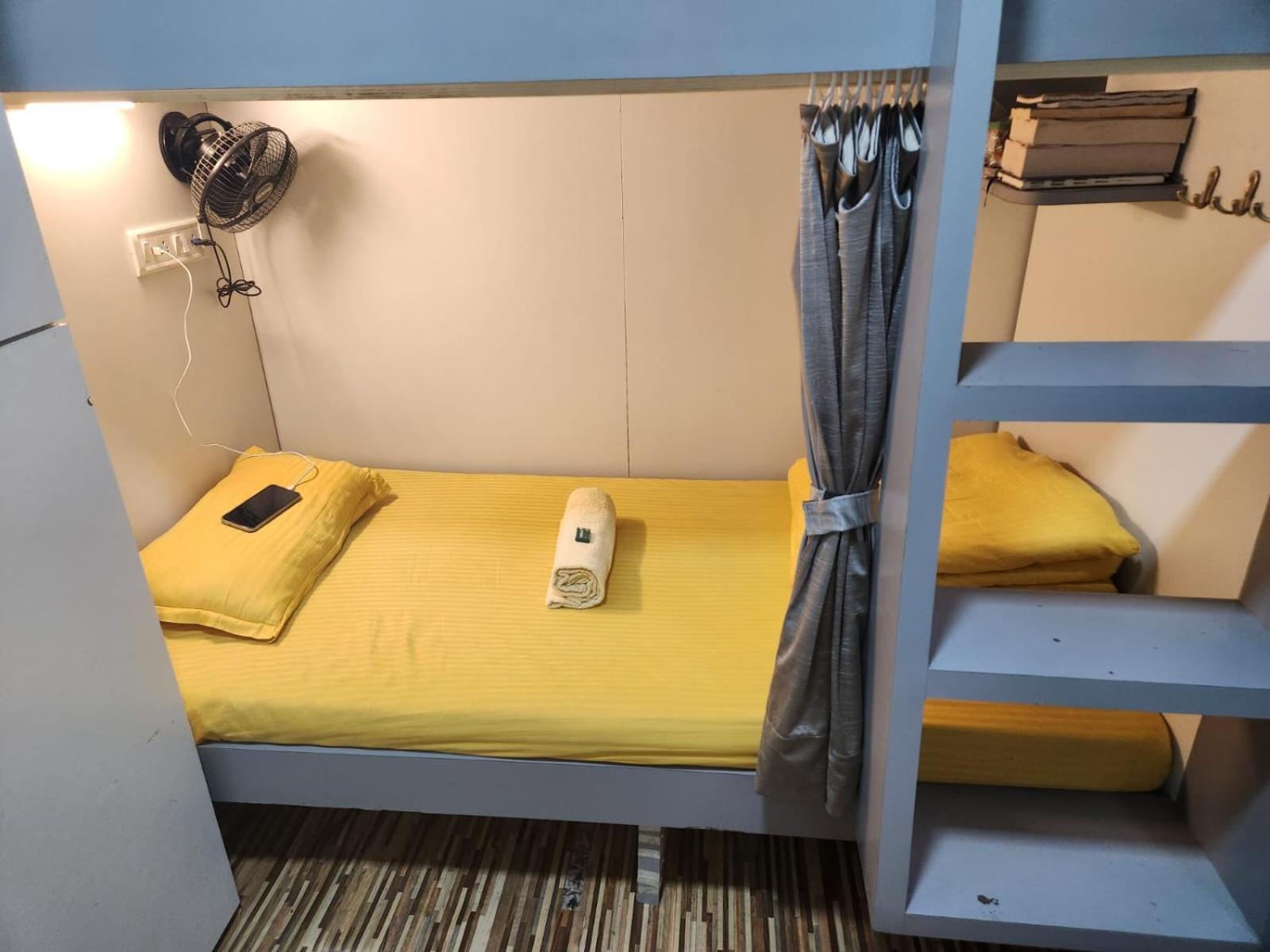 מומביי Sinhassan Dormitory Hostel Juhu מראה חיצוני תמונה