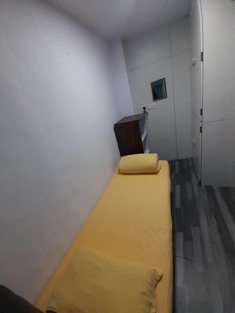 מומביי Sinhassan Dormitory Hostel Juhu מראה חיצוני תמונה