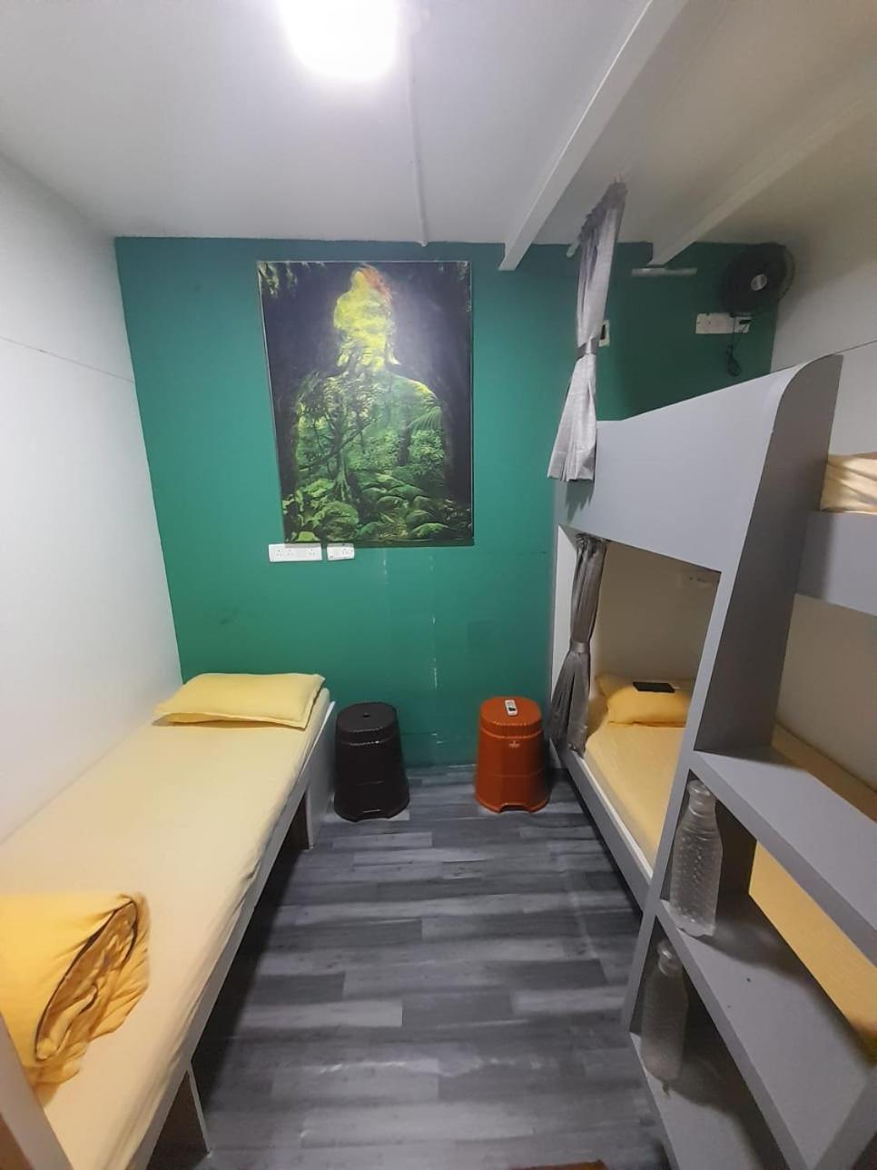 מומביי Sinhassan Dormitory Hostel Juhu מראה חיצוני תמונה