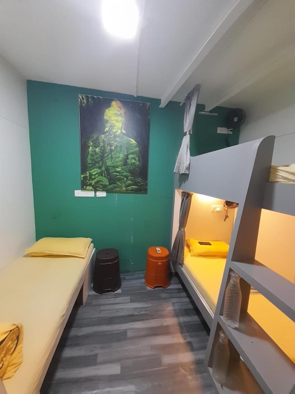 מומביי Sinhassan Dormitory Hostel Juhu מראה חיצוני תמונה