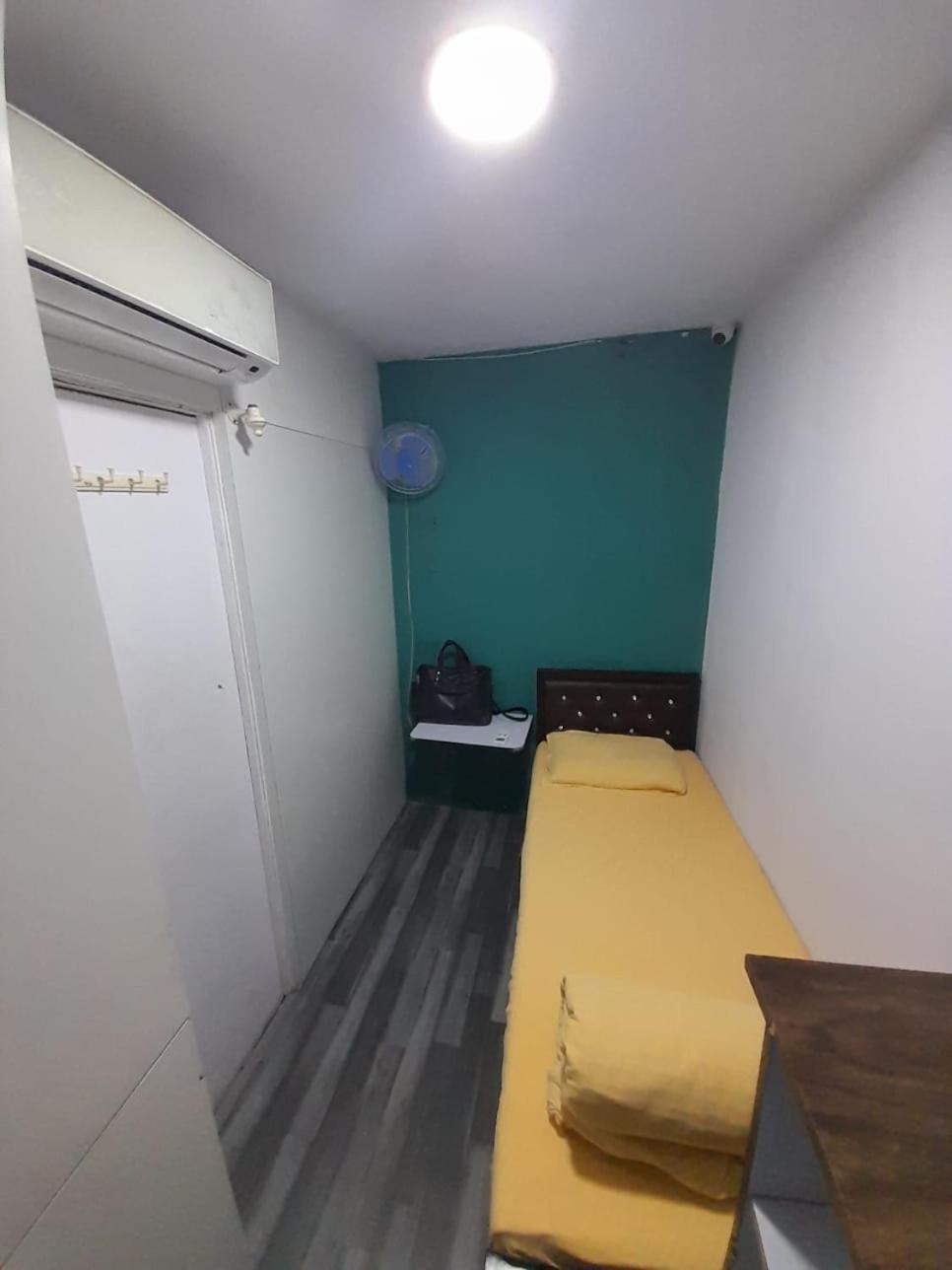 מומביי Sinhassan Dormitory Hostel Juhu מראה חיצוני תמונה