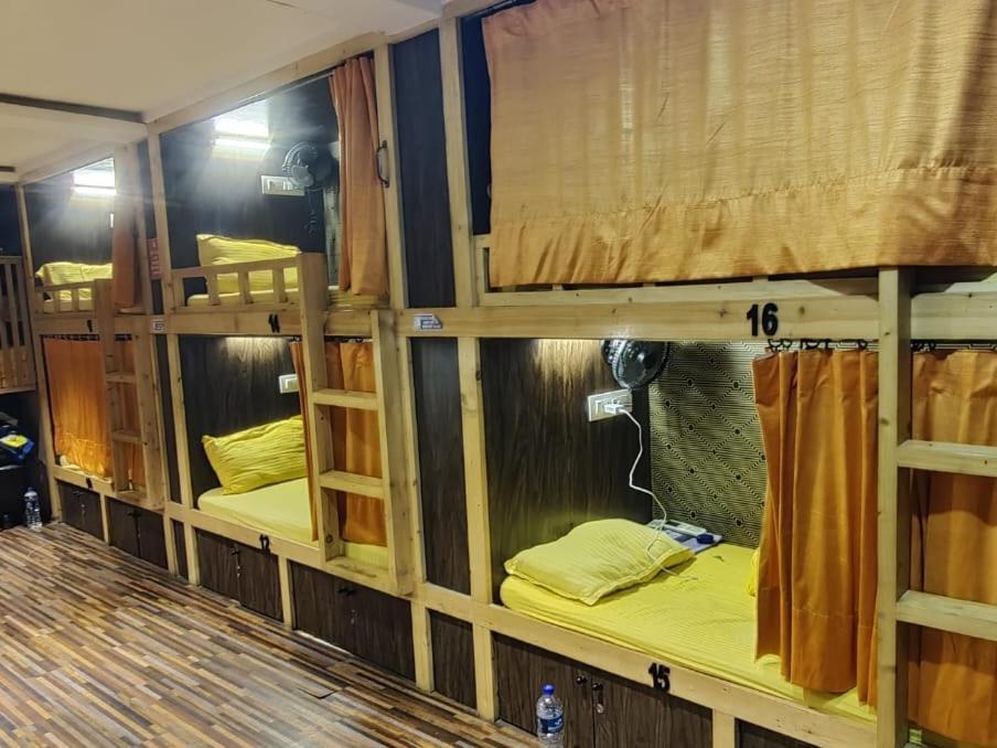 מומביי Sinhassan Dormitory Hostel Juhu מראה חיצוני תמונה